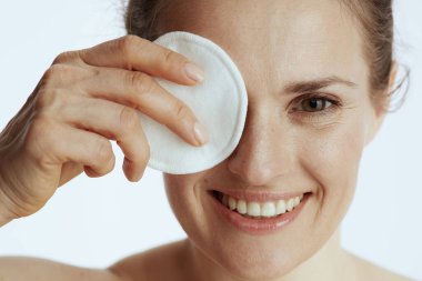 Pamuklu pedi olan mutlu genç bir kadın beyaza izole edilmiş..