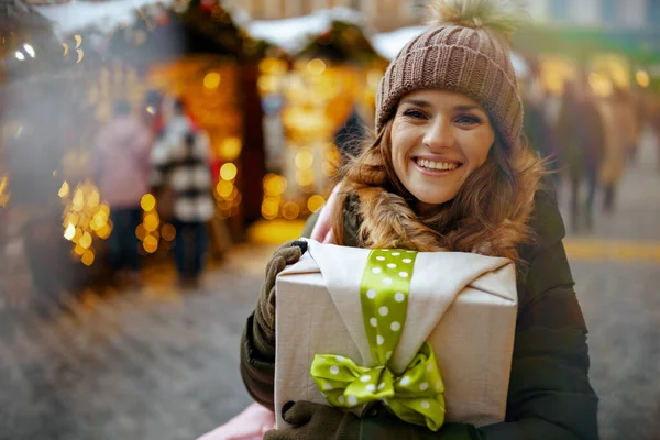 Gelukkig Modern Jaar Oude Vrouw Groene Jas Bruine Hoed Kerstmarkt — Stockfoto
