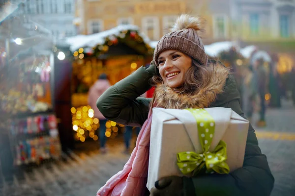 Gelukkig Moderne Vrouw Groene Jas Bruine Hoed Kerstmarkt Stad Met — Stockfoto