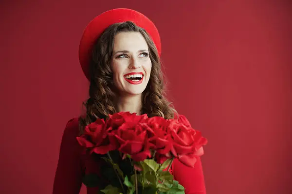 Щасливий Валентин Усміхнена Елегантна Жінка Червоній Сукні Береті Червоному Тлі — стокове фото