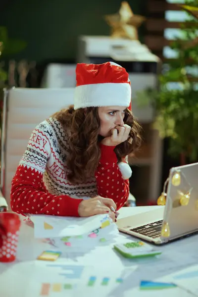 Tempo Natal Estressado Moderna Mulher Proprietário Pequenas Empresas Santa Chapéu — Fotografia de Stock