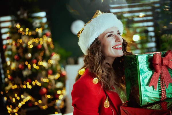 Kersttijd Gelukkig Stijlvol Klein Bedrijf Eigenaar Vrouw Santa Hoed Rode — Stockfoto
