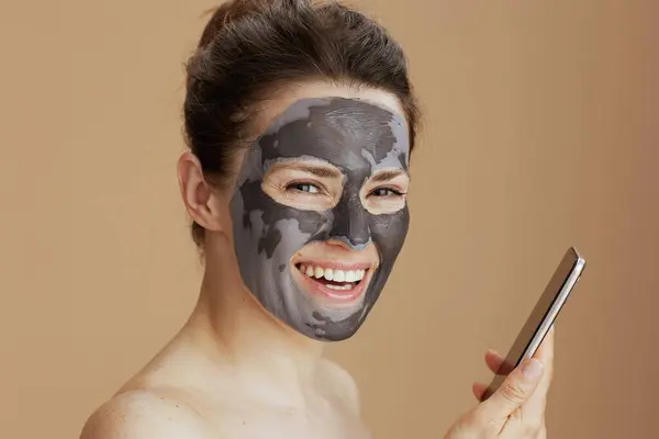 Feliz Moderna Mulher Meia Idade Com Máscara Cosmética Usando Smartphone — Fotografia de Stock