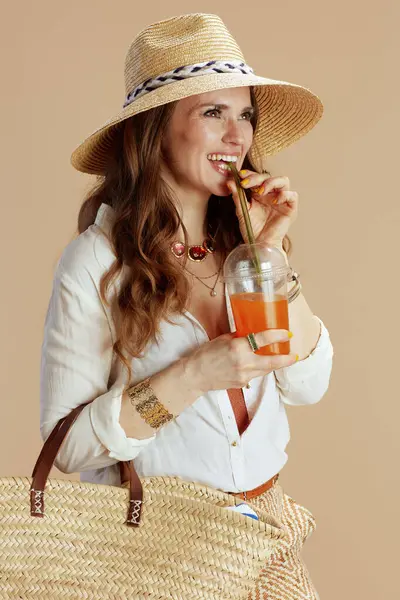 Strandurlaub Glücklich Stilvolle Hausfrau Mittleren Alters Weißer Bluse Und Shorts — Stockfoto