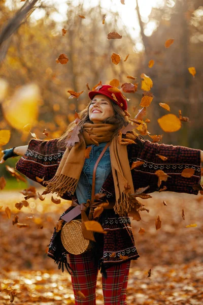 Merhaba Sonbahar Kırmızı Şapkalı Atkısı Çantası Olan Mutlu Modern Kadın — Stok fotoğraf