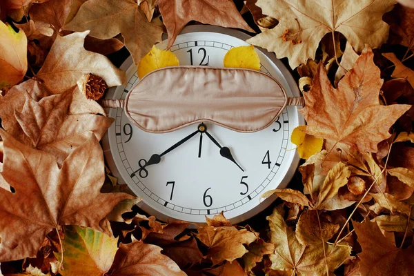 Fundo Outono Com Relógio Máscara Dormir Folhas — Fotografia de Stock