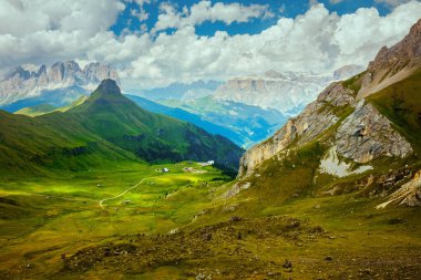 Dolomitlerde yaz zamanı. Dağlı, tepeli ve bulutlu manzara.