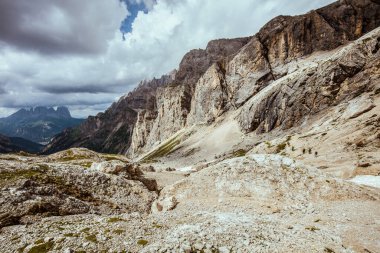 Dolomitlerde yaz zamanı. Dağlı, bulutlu ve kayalıklı manzara.