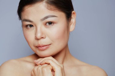 Mavi arka planda modern Asyalı kadın.