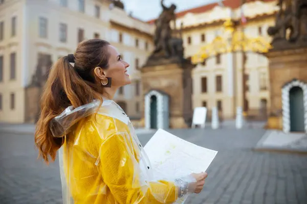 Surprised Young Woman Yellow Blouse Raincoat Prague Czech Republic Map — Stock Photo, Image