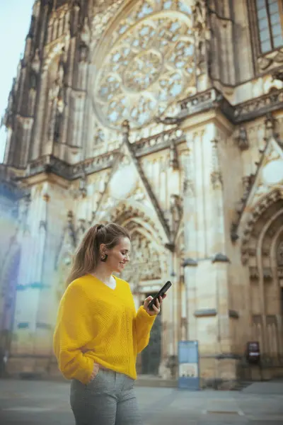 Feliz Mujer Viajero Mediana Edad Moda Blusa Amarilla Praga República —  Fotos de Stock