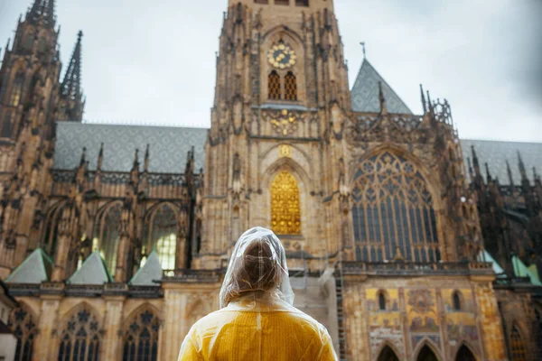 Vista Trás Mulher Viajante Meia Idade Blusa Amarela Capa Chuva — Fotografia de Stock