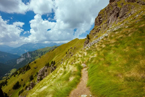 Zomertijd Dolomieten Landschap Met Heuvels Wolken Gras Pad — Stockfoto