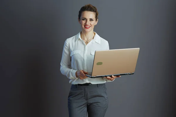 Glücklich Moderne Jahre Alte Arbeiterin Weißer Bluse Mit Laptop Isoliert — Stockfoto