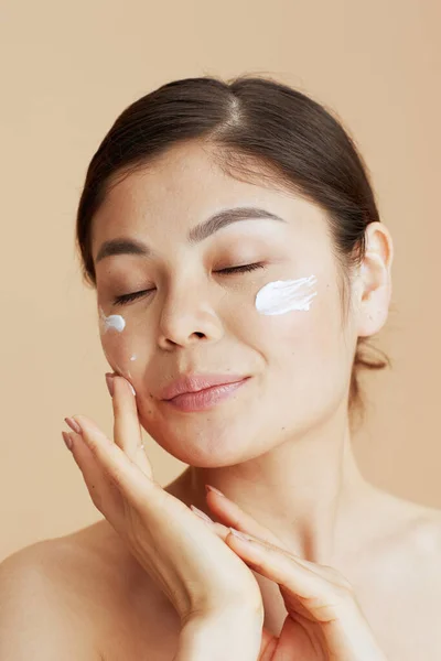 Relaxed Modern Woman Facial Cream Face Isolated Beige Background — Stock Photo, Image