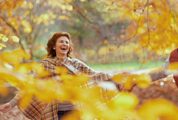 Merhaba sonbahar. Güler yüzlü şık sevgili parkta yürüyor..