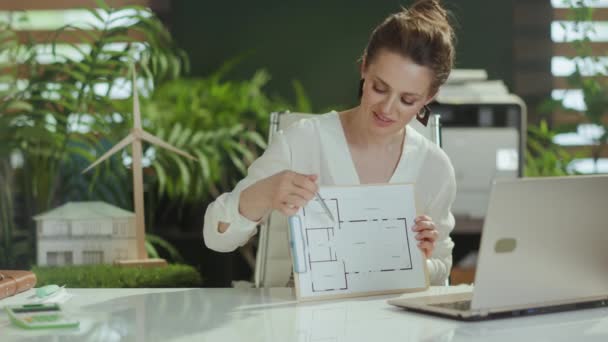 Öko Immobilien Lächelnde Jährige Immobilienmaklerin Modernem Grünem Büro Weißer Bluse — Stockvideo