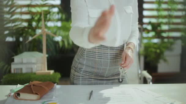 Sürdürülebilir Emlak Işi Modern Kadın Emlakçıya Yakın Çekim Beyaz Bluzlu — Stok video