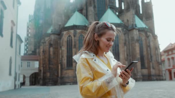 Sonriente Mujer Viajera Joven Blusa Amarilla Impermeable Praga República Checa — Vídeos de Stock