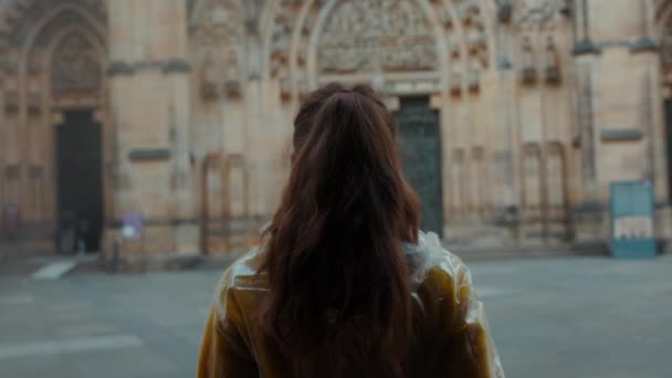 Sorrindo Jovem Viajante Mulher Blusa Amarela Capa Chuva Praga República — Vídeo de Stock