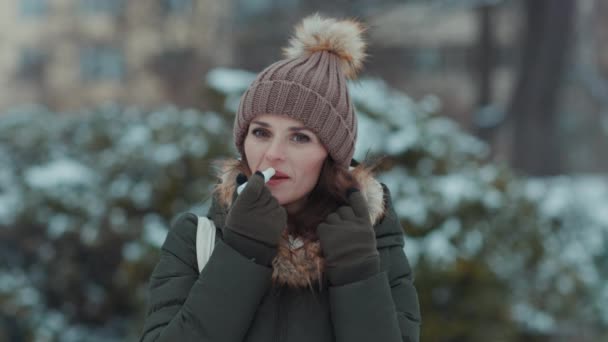 Glückliche Moderne Frau Mittleren Alters Grünem Mantel Und Braunem Hut — Stockvideo
