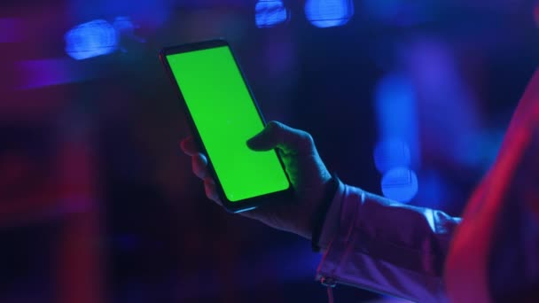 Neon Metaverse Futuristic Concept Modern Woman Smartphone Blank Green Screen — Stock Video