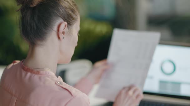 Современной Женщины Документами Ноутбуком Страдающими Головной Болью Современном Офисе — стоковое видео