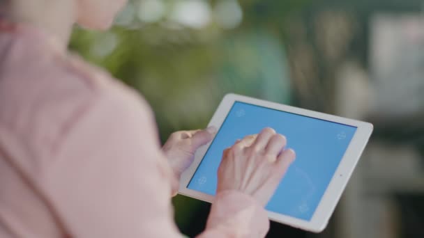 Closeup Pada Wanita Bisnis Modern Dengan Layar Kosong Tablet Kantor — Stok Video