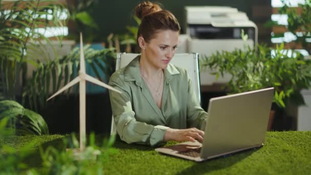Trendy Ekologiczne Zamyślona Elegancka Kobieta Biznesu Średnim Wieku Zielonej Bluzce — Wideo stockowe