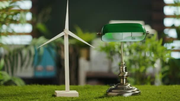Пора Заняться Экологией Травяной Стол Современном Зеленом Офисе Ветряной Мельницей — стоковое видео