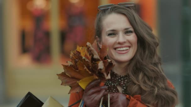 Привіт Листопад Усміхнена Стильна Річна Жінка Помаранчевому Траншеї Пальто Сумками — стокове відео