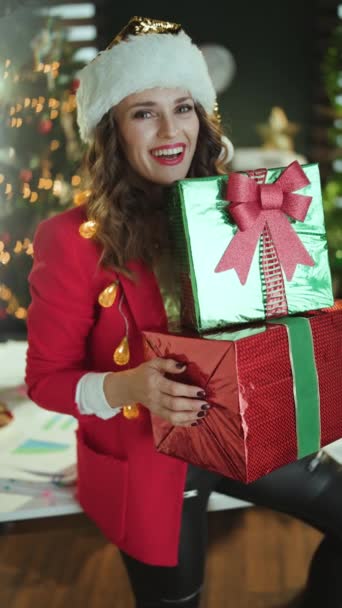Tempo Natal Retrato Mulher Moderna Feliz Proprietário Pequenas Empresas Chapéu — Vídeo de Stock
