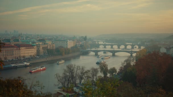 Vltava Nehri Karlov Ile Manzara Çok Sonbaharda Prag Çek Cumhuriyeti — Stok video