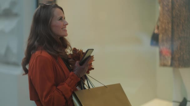 Olá Setembro Sorrindo Mulher Elegante Casaco Trincheira Laranja Com Sacos — Vídeo de Stock