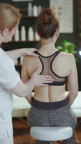 Gesundheitszeit Von Hinten Gesehen Massagetherapeutin Massagekabinett Die Den Rückenzustand Ihrer — Stockvideo