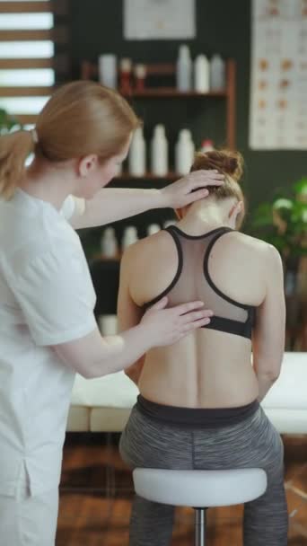 Tijd Voor Gezondheidszorg Gezien Van Achter Massage Therapeut Massage Kabinet — Stockvideo