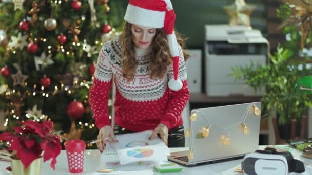 Kersttijd Moe Stijlvolle Middelbare Leeftijd Kleine Ondernemer Eigenaar Vrouw Santa — Stockvideo