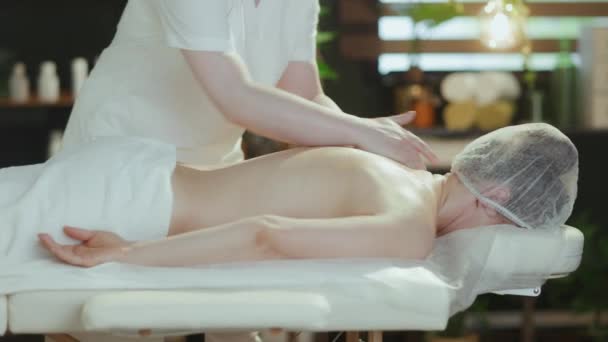 Hora Dos Cuidados Saúde Terapeuta Massagem Salão Spa Massageando Cliente — Vídeo de Stock