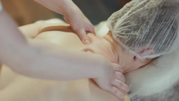 卫生保健时间 按摩室按摩师按摩病人脖子时的按摩器 — 图库视频影像