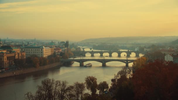 在捷克共和国布拉格 与弗尔塔瓦河和卡洛夫河交汇的风景在落日的时候流经树叶 — 图库视频影像