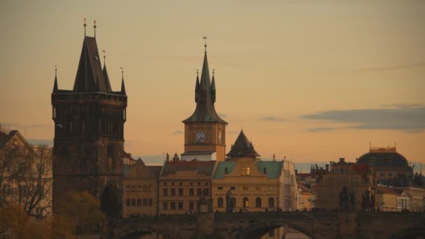 Τοπίο Γέφυρα Του Καρόλου Βράδυ Του Φθινοπώρου Στην Πράγα Τσεχική — Αρχείο Βίντεο