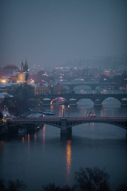 Çek Cumhuriyeti Prag 'da kışın manzara Vltava nehri ve gece köprüsü.