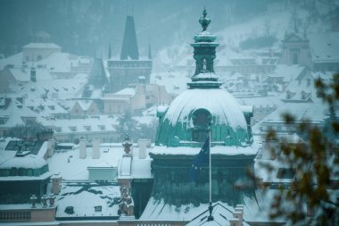 Prag, Çek Cumhuriyeti 'nde Straka Akademi Kubbesi ile kışın manzara.