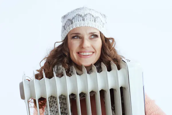穿着毛衣 帽子和围巾的快乐的时髦女人 白色背景与加热器隔离在一起 — 图库照片