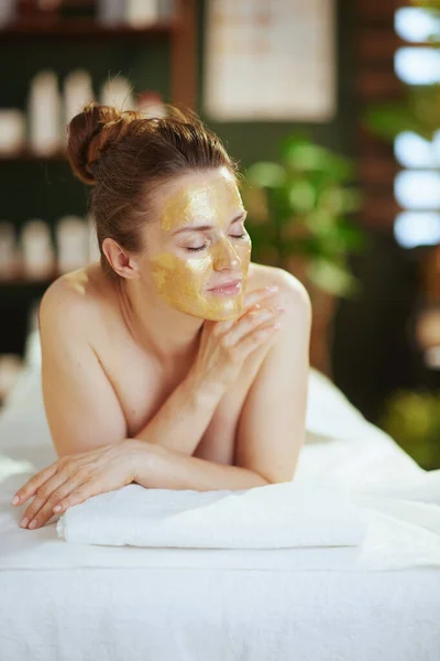 Healthcare Time Relaxed Modern Woman Massage Cabinet Golden Cosmetic Mask — Stock Photo, Image