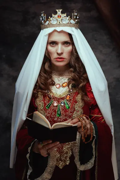 穿着红色衣服的中世纪女王 头戴深灰色背景的书 面纱和王冠 — 图库照片