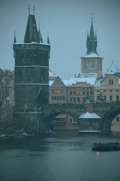 Winterlandschaft Prag Tschechien Mit Moldau Karlsbrücke Und Boot Abend — Stockfoto