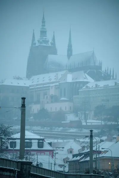 捷克共和国布拉格的冬季风景与圣维他大教堂在傍晚 — 图库照片