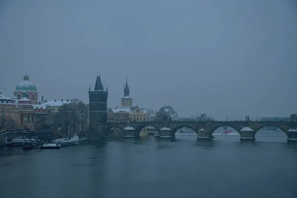 布拉格的冬季风景 捷克共和国的Vltava河和查尔斯桥 — 图库照片