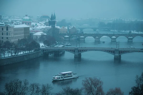捷克共和国布拉格冬季风景与Vltava河 船只和桥梁 — 图库照片